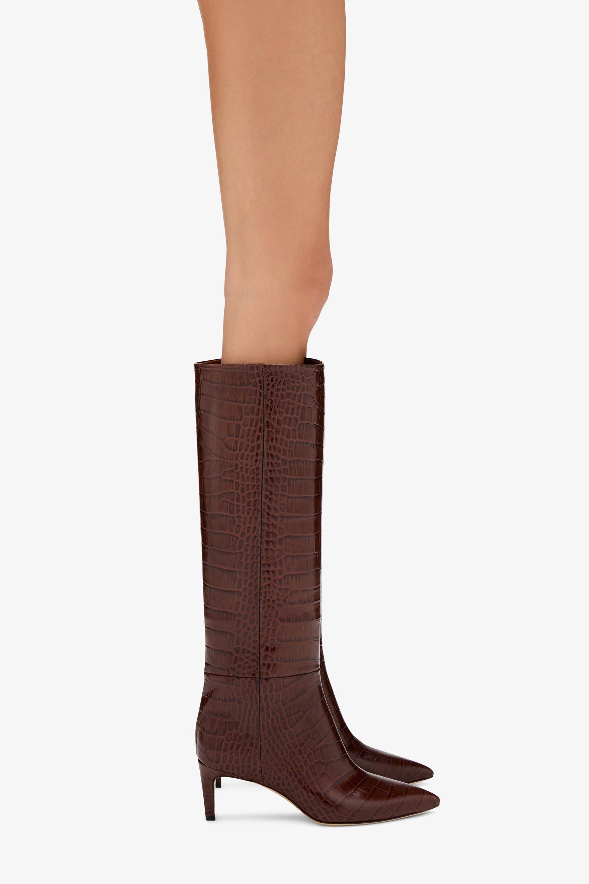 Bottes `a talon 60 en cuir emboss'e croco marron chocolat - Produit porté