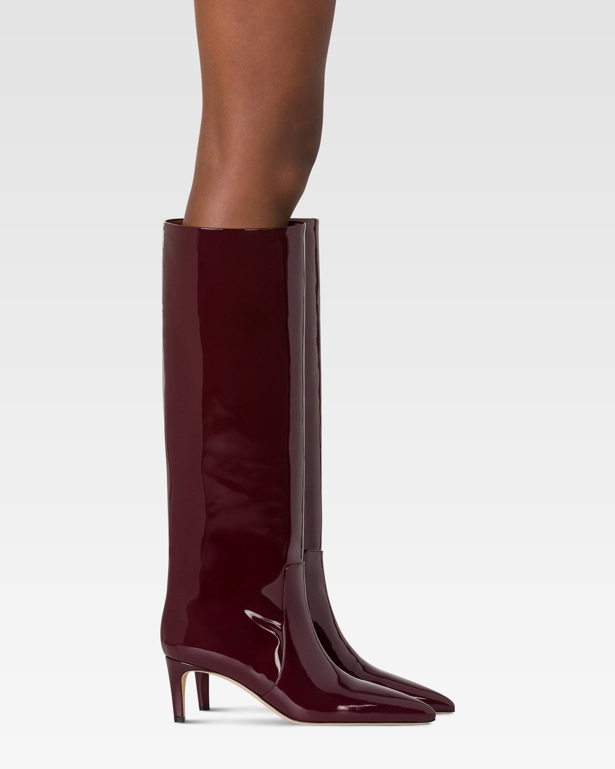 Boots in rouge noir patent leather.
