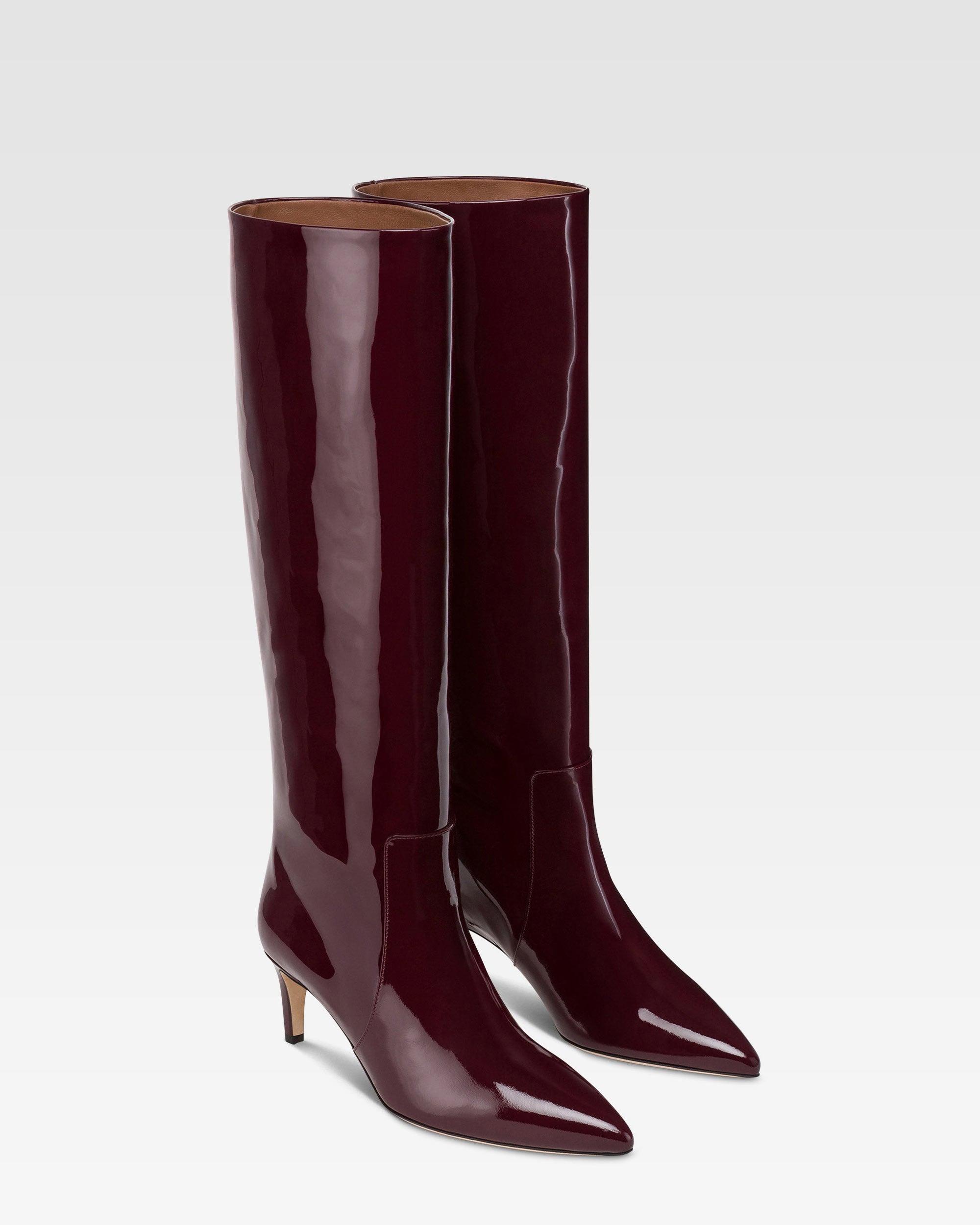Boots in rouge noir patent leather.