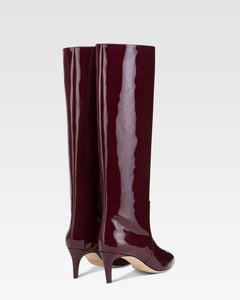 Stiefel aus Lackleder in der Farbe Rouge Noir.