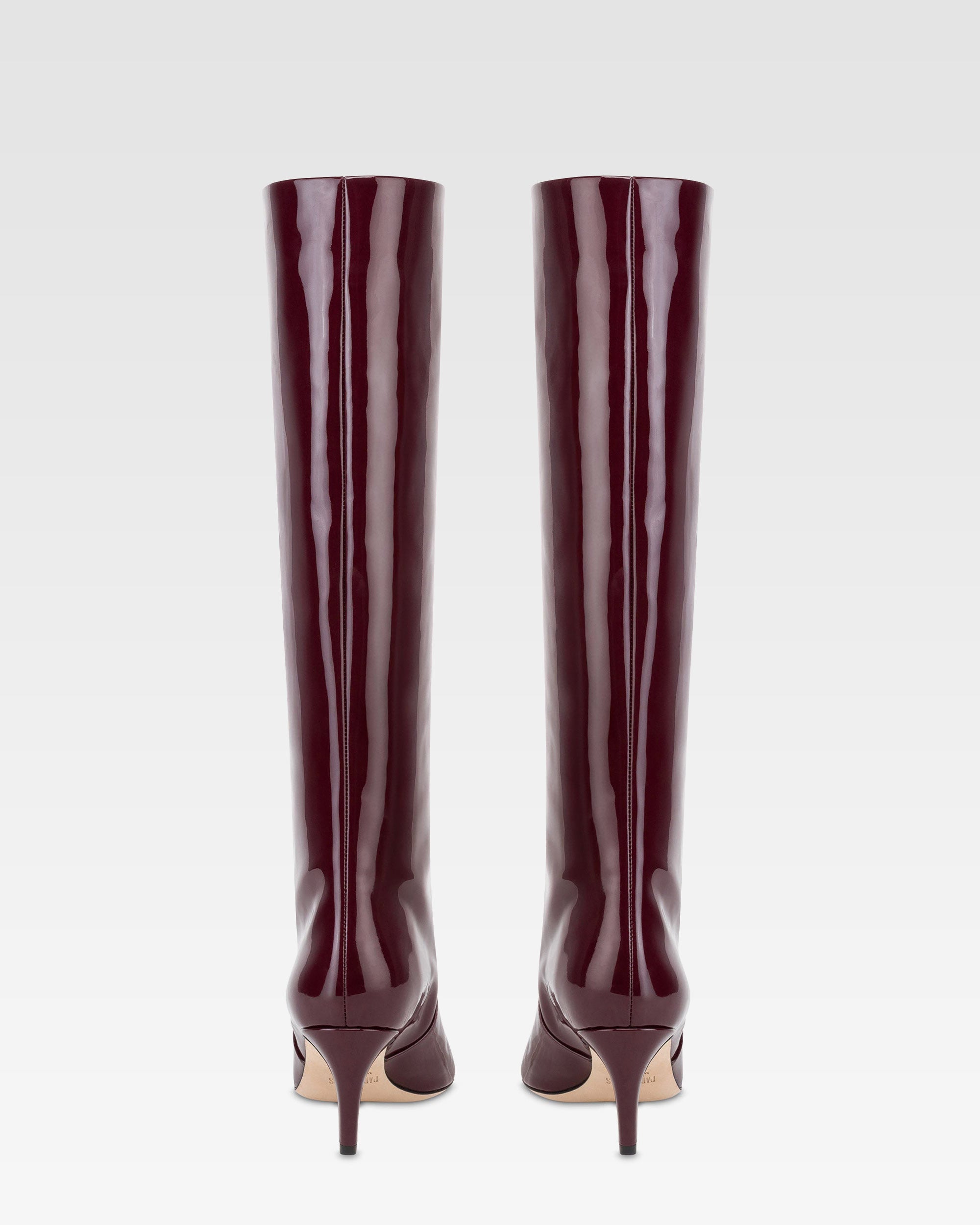 Boots in rouge noir patent leather.