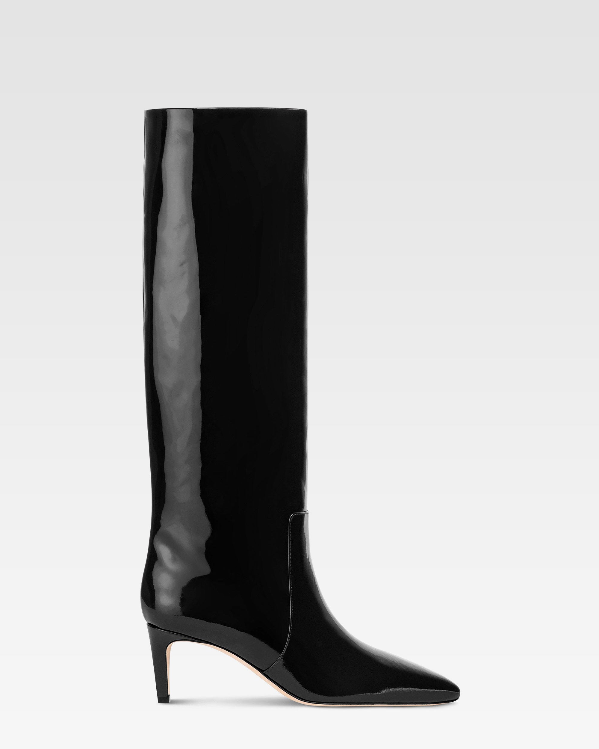 Boots in black patent leather.