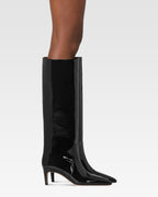 Boots in black patent leather.