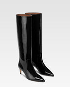 Boots in black patent leather.