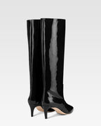 Boots in black patent leather.