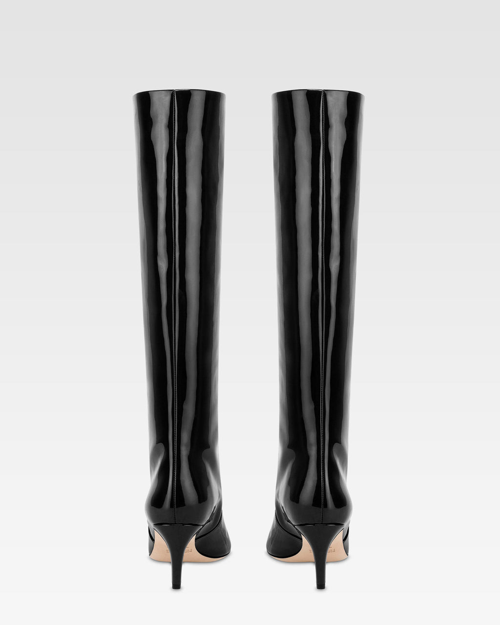 Boots in black patent leather.