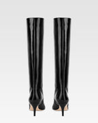 Boots in black patent leather.