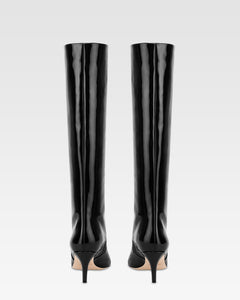 Boots in black patent leather.