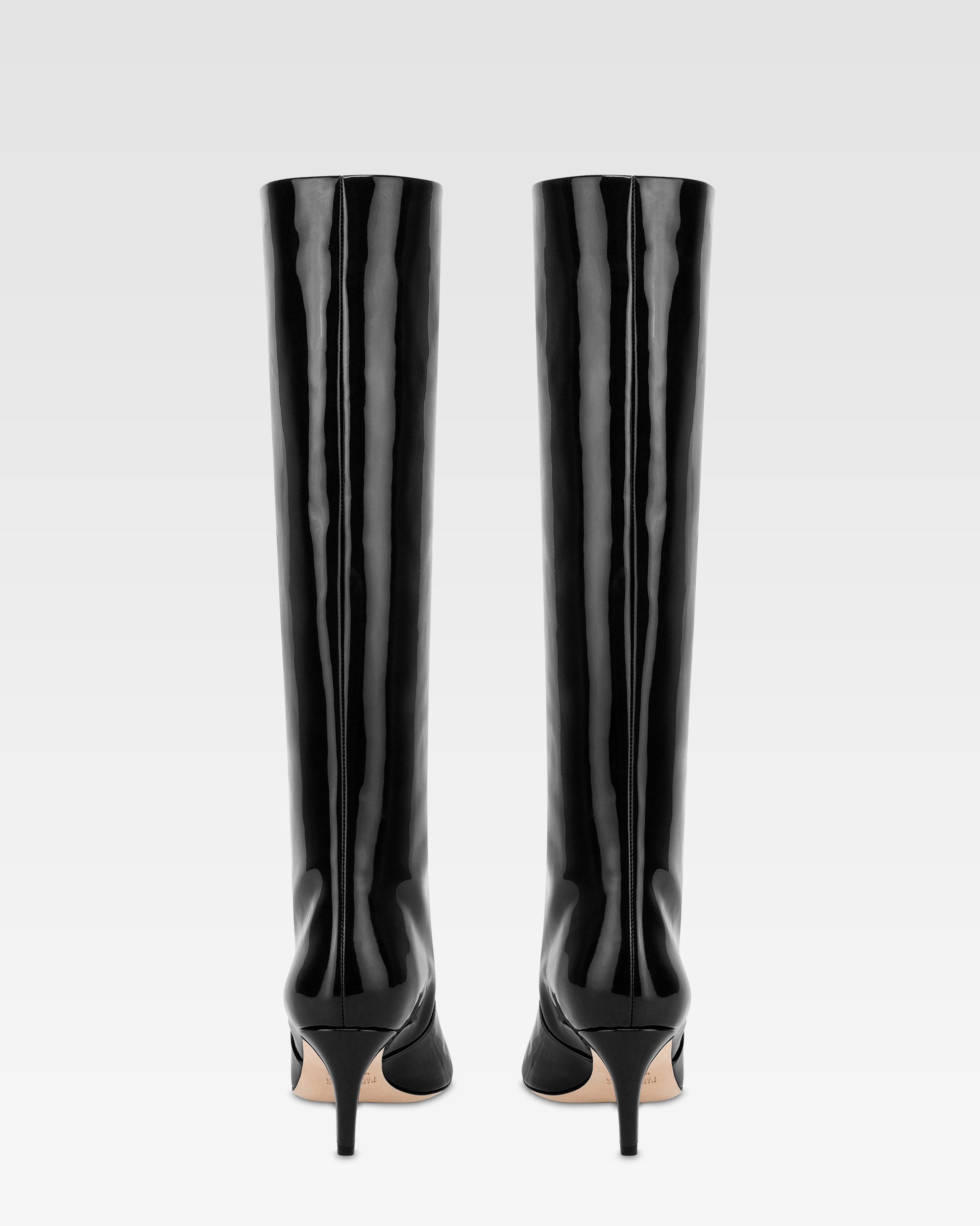 Boots in black patent leather.