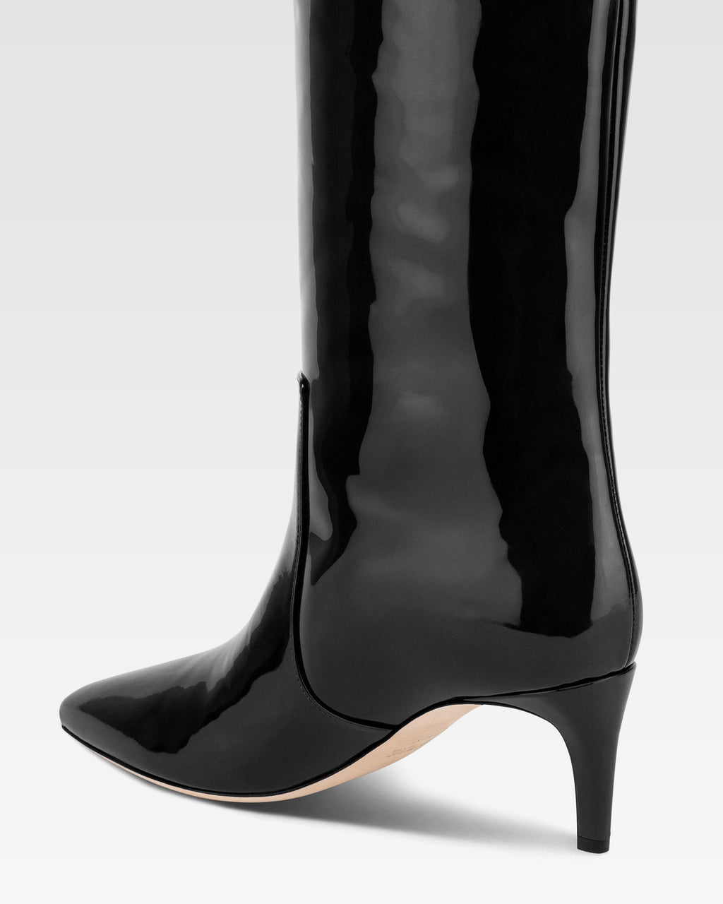 Boots in black patent leather.