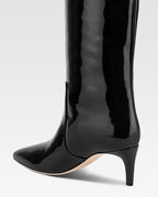 Boots in black patent leather.