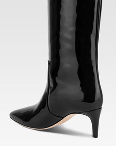 Boots in black patent leather.