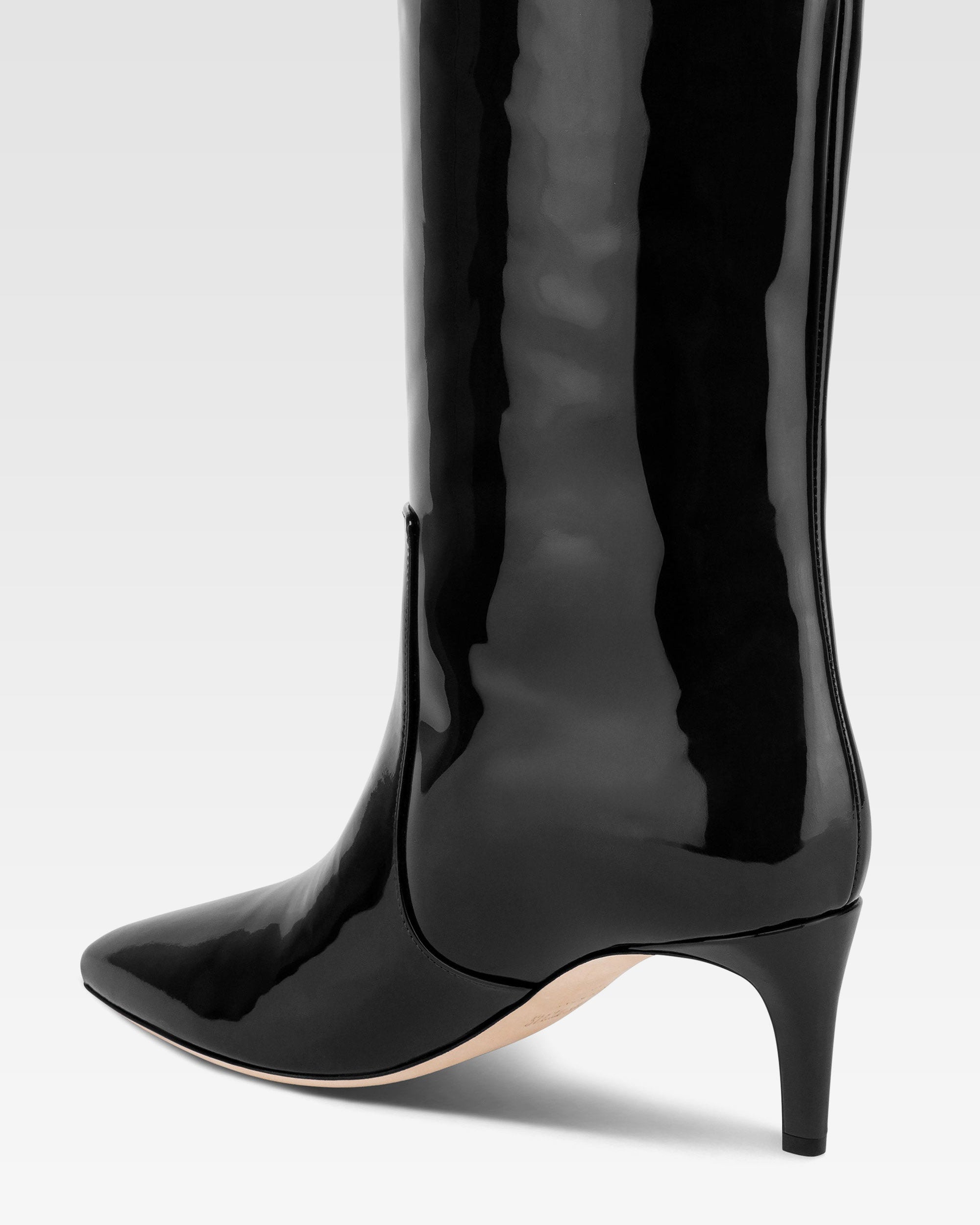 Boots in black patent leather.