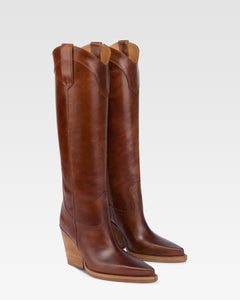 Pointed knee-high boots in shiny vintage leather