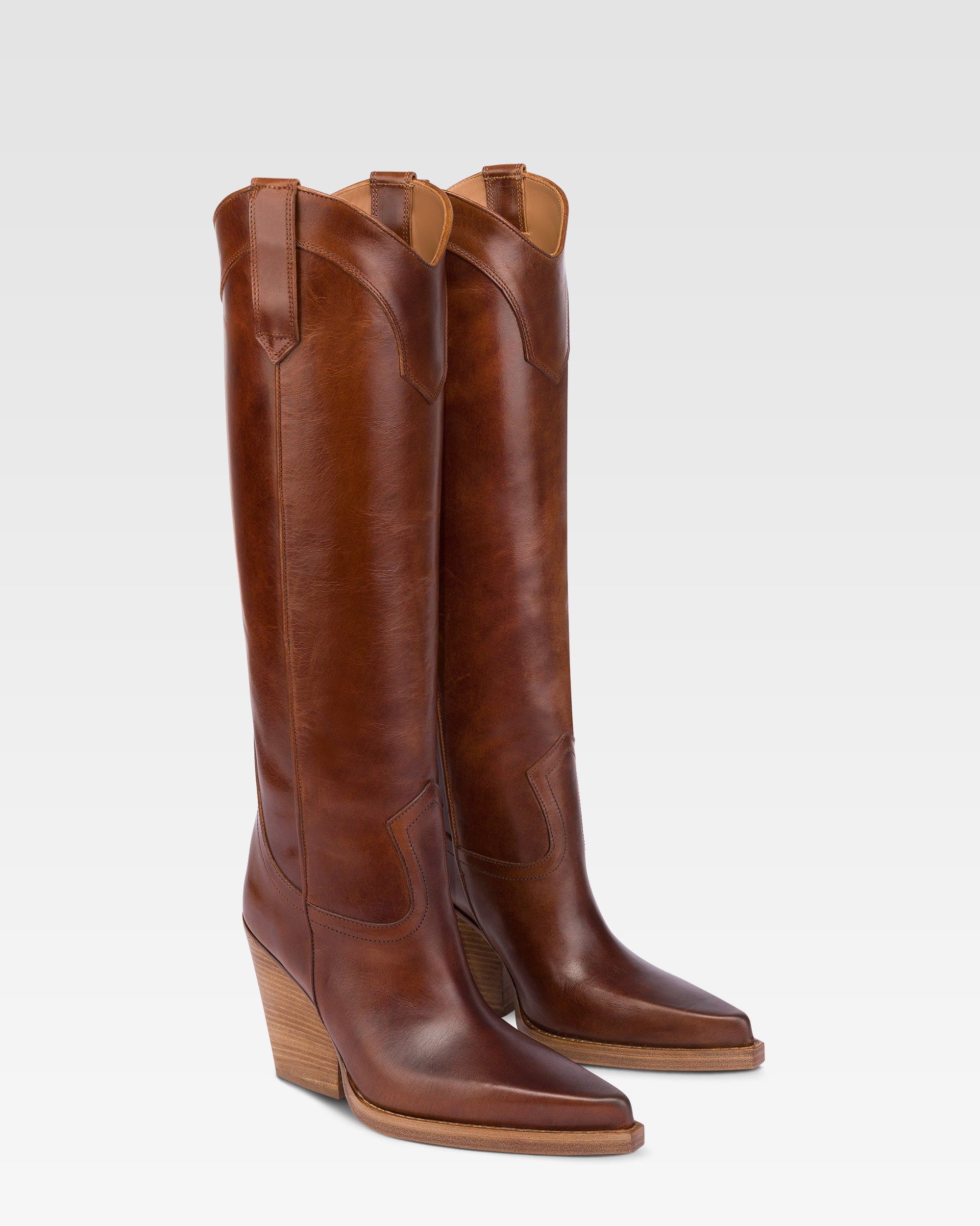 Pointed knee-high boots in shiny vintage leather