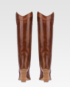 Pointed knee-high boots in shiny vintage leather