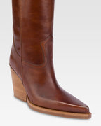 Pointed knee-high boots in shiny vintage leather