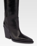 Pointed knee-high boots in black shiny vintage leather