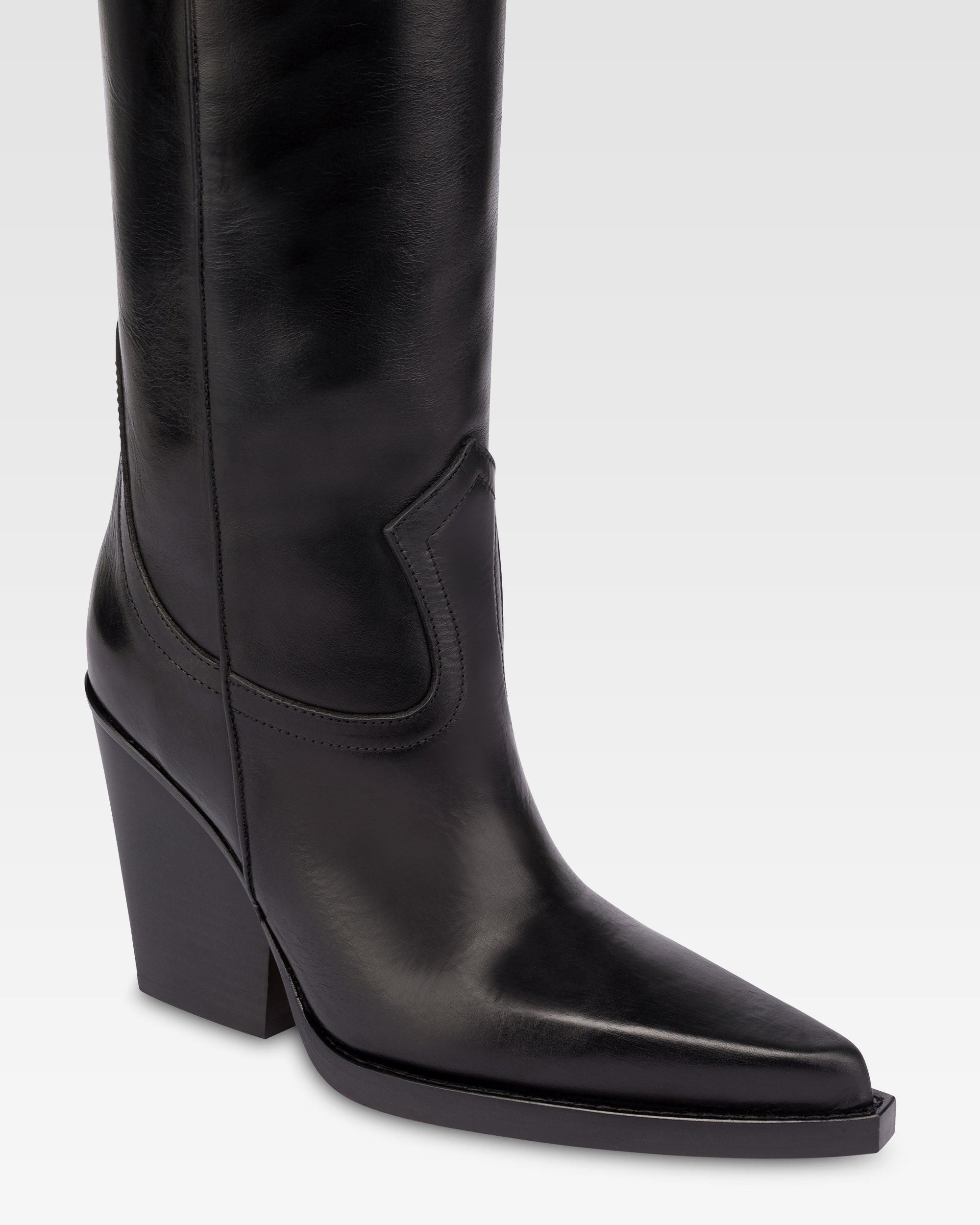 Pointed knee-high boots in black shiny vintage leather