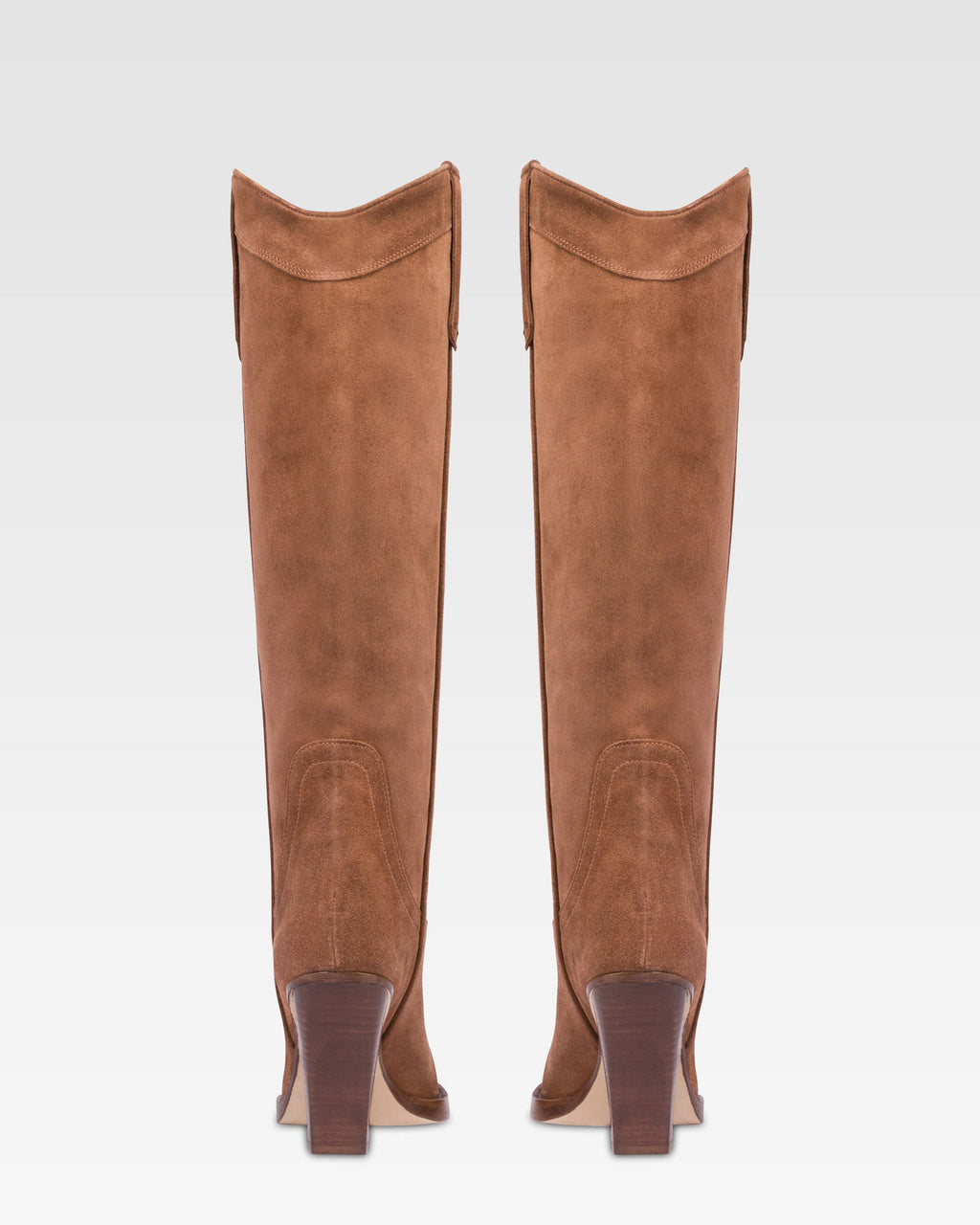 Stivali altezza ginocchio e punta piatta in pelle liscia marrone scuro