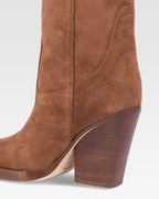 Stivali altezza ginocchio e punta piatta in pelle liscia marrone scuro