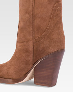 Stivali altezza ginocchio e punta piatta in pelle liscia marrone scuro