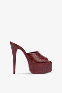 Mules a talons en cuir verni rouge et noir.