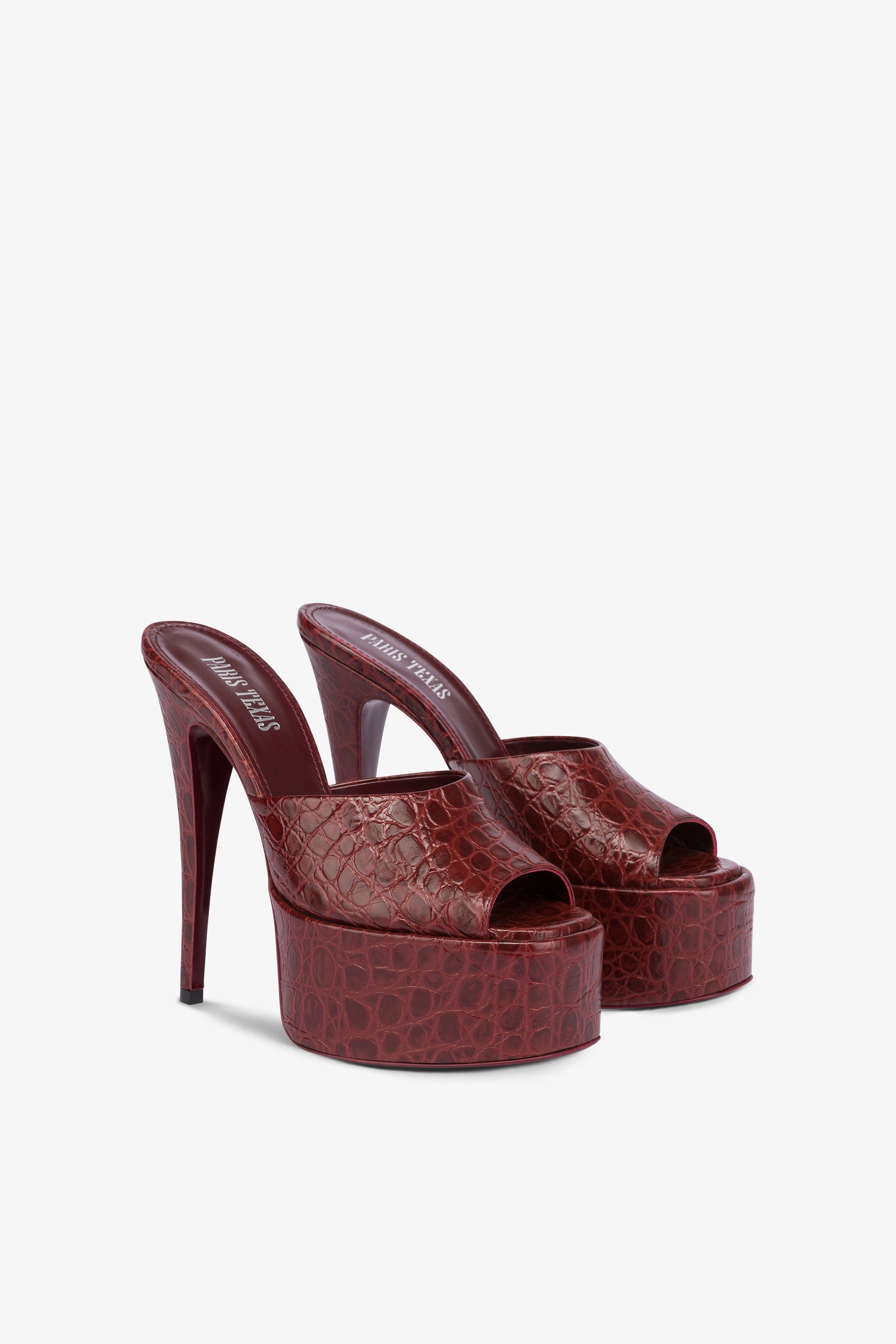 Mules a talons en cuir verni rouge et noir.