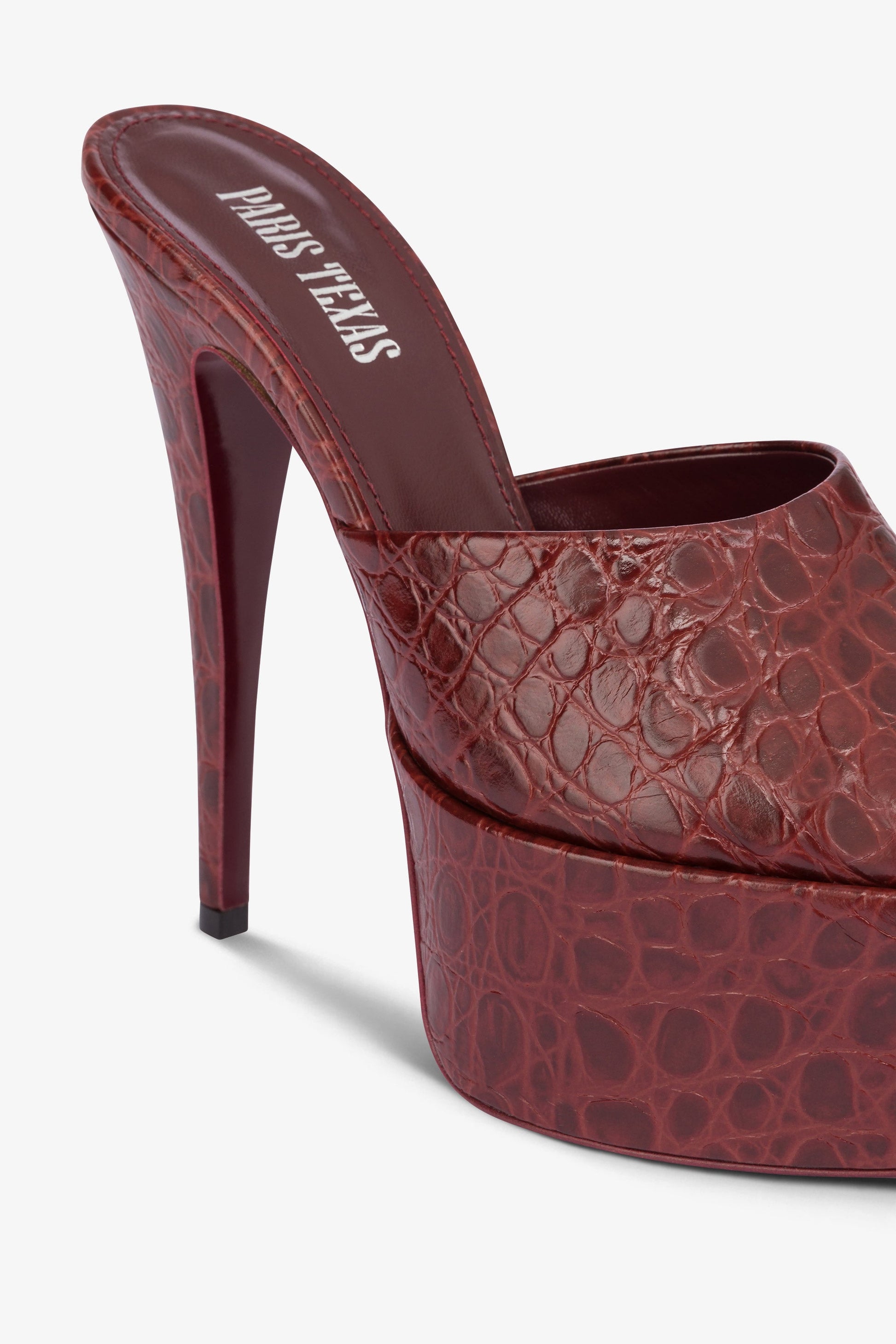 Mules a talons en cuir verni rouge et noir.