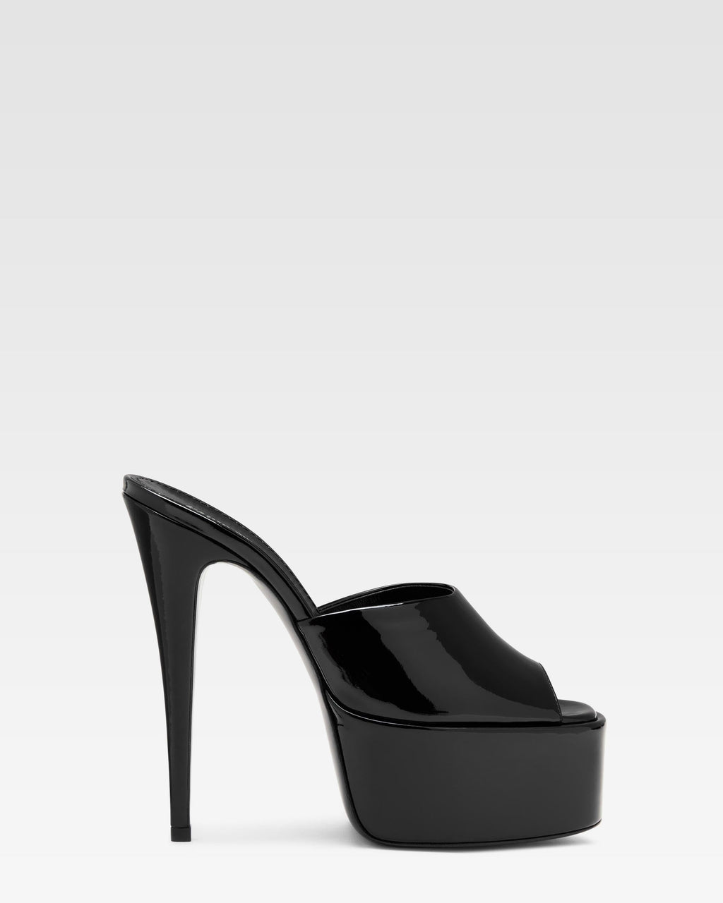 Mule con plateau in vernice nera