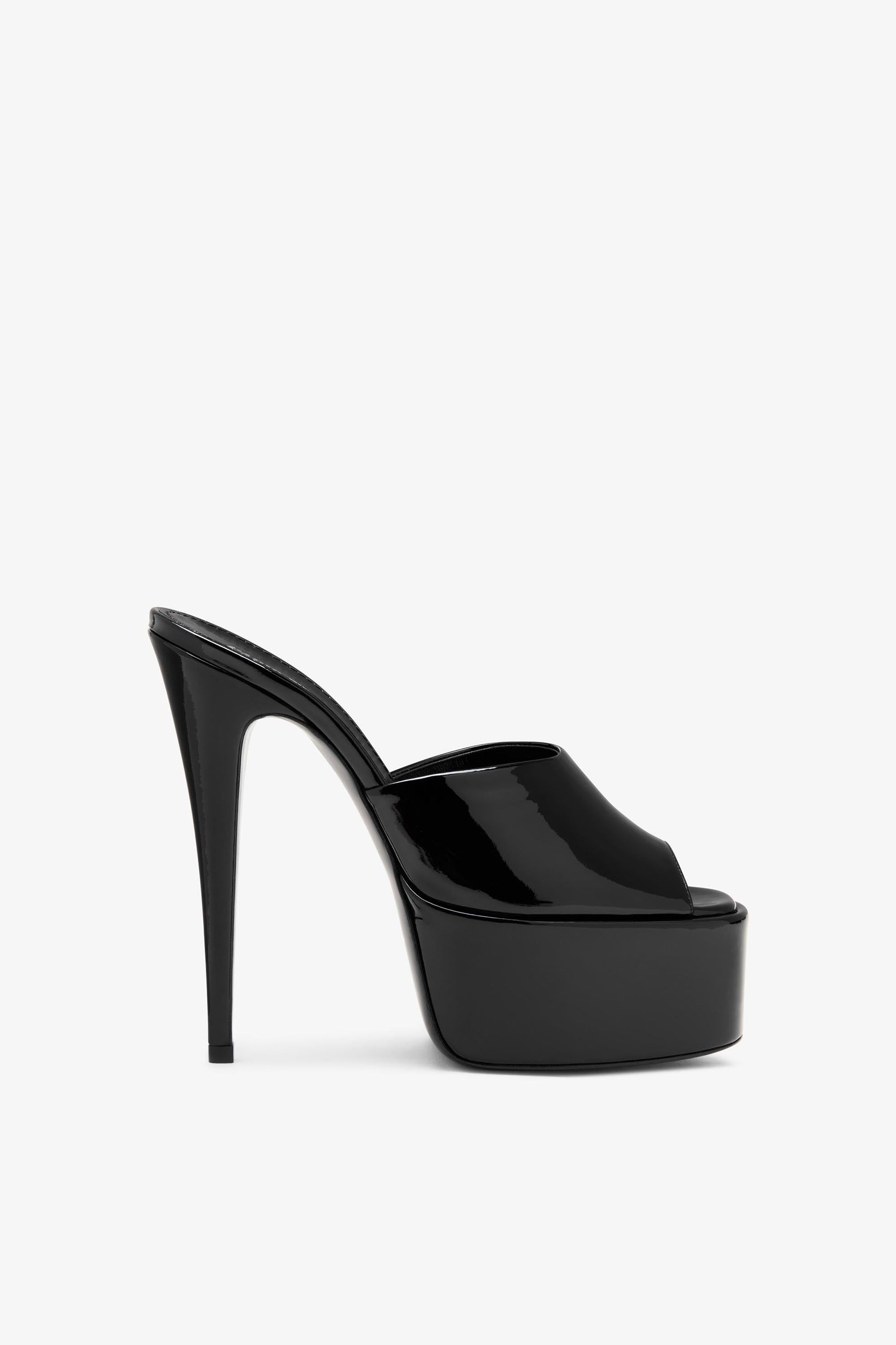 Mules con plataforma de charol negro