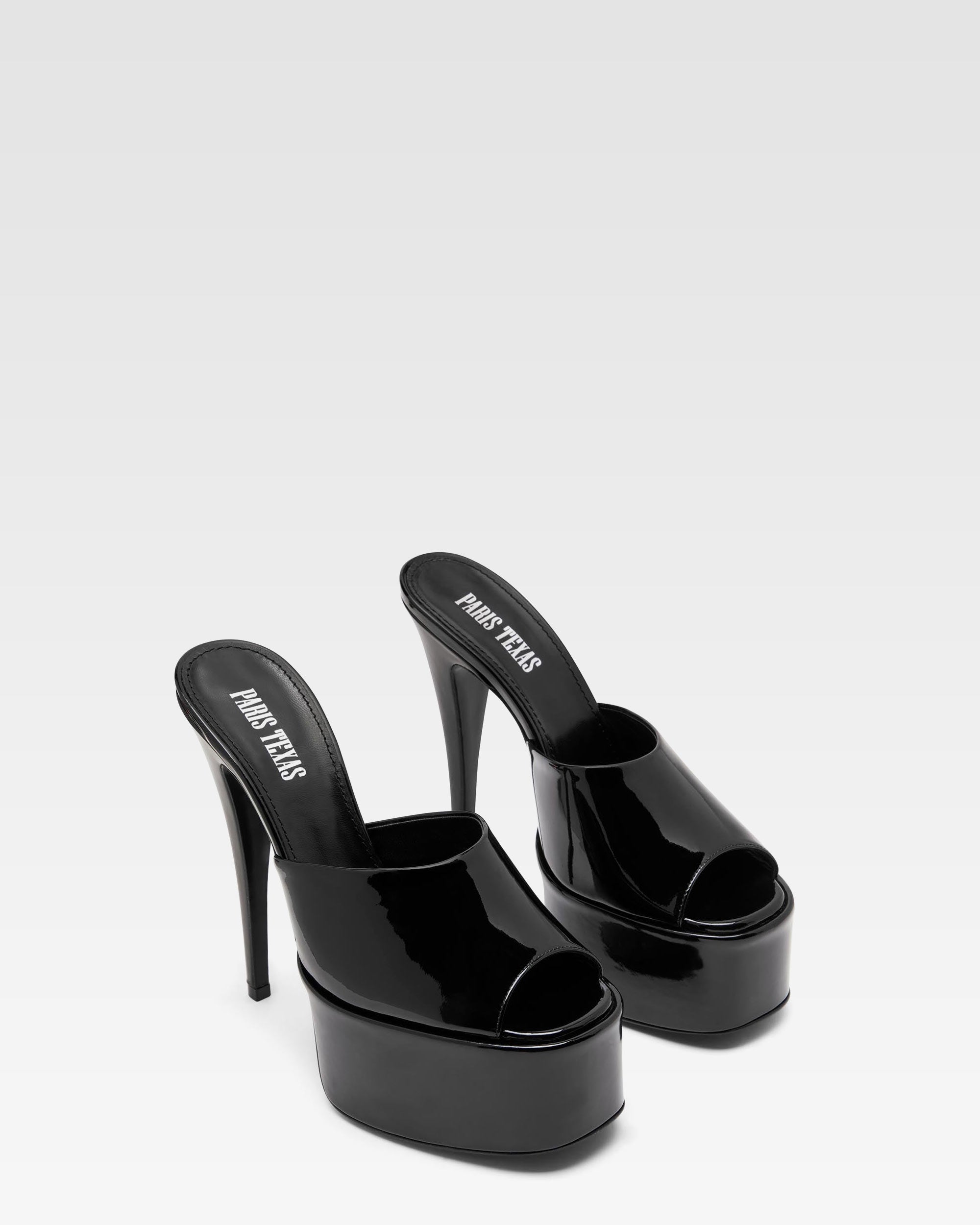 Mule con plateau in vernice nera