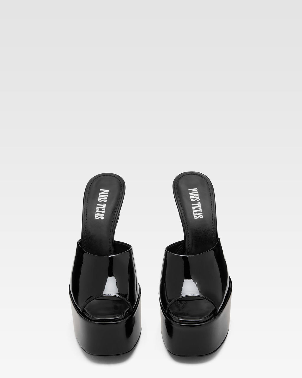 Mule con plateau in vernice nera