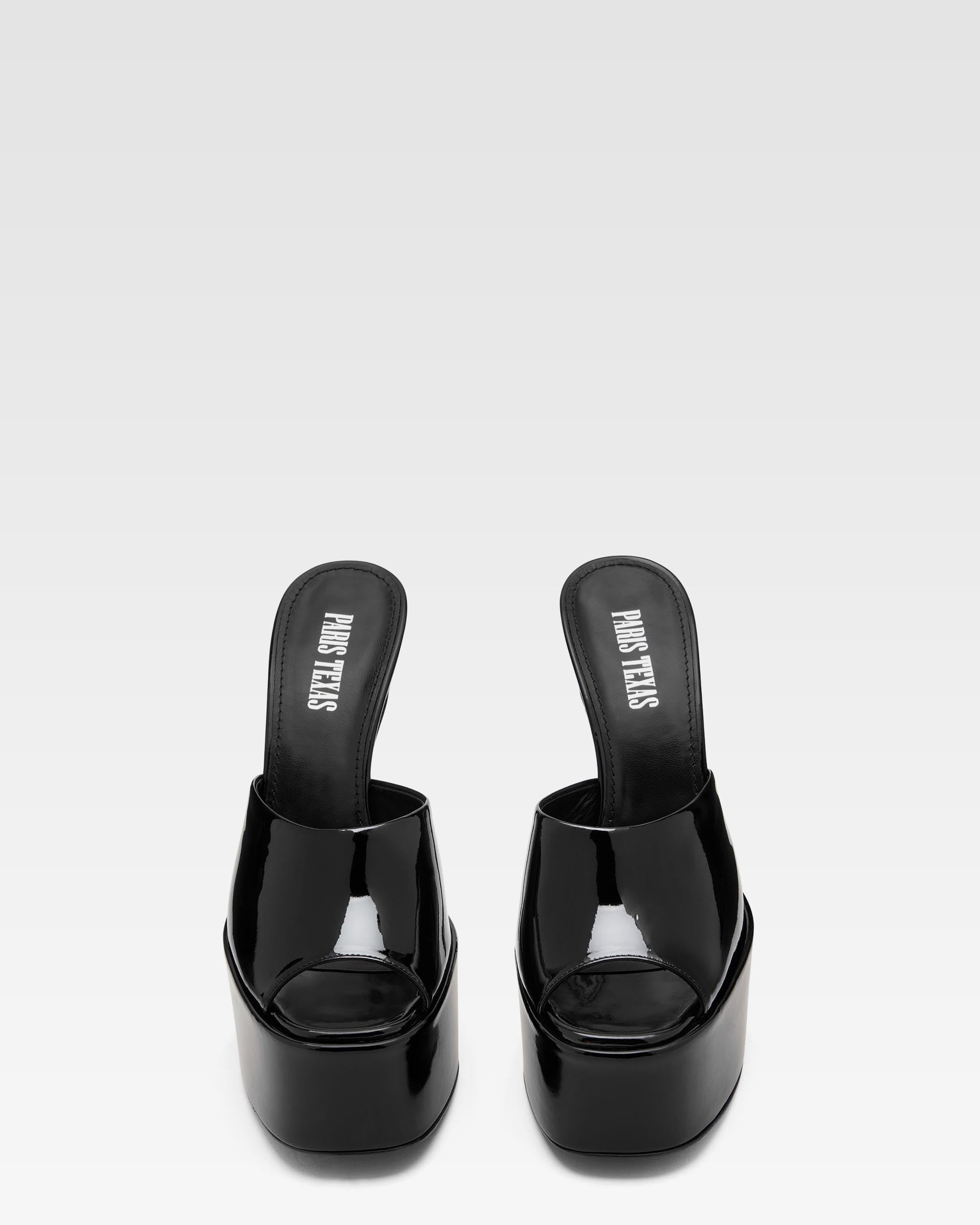 Mule con plateau in vernice nera