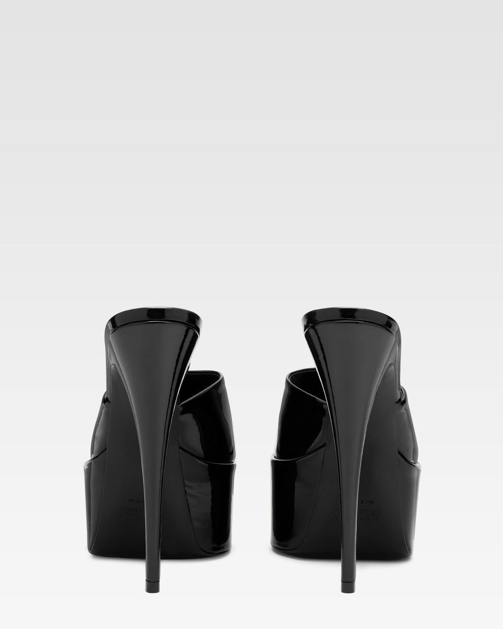 Mule con plateau in vernice nera