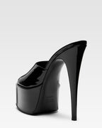 Mule con plateau in vernice nera