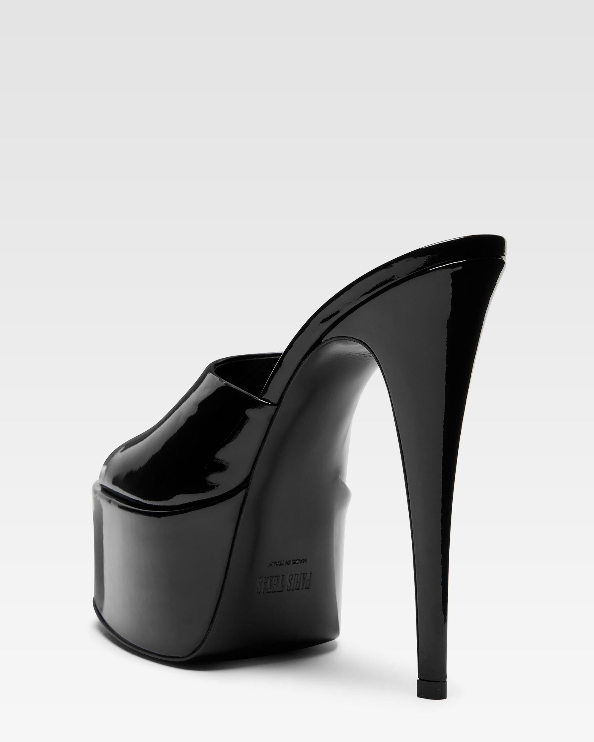 Mule con plateau in vernice nera