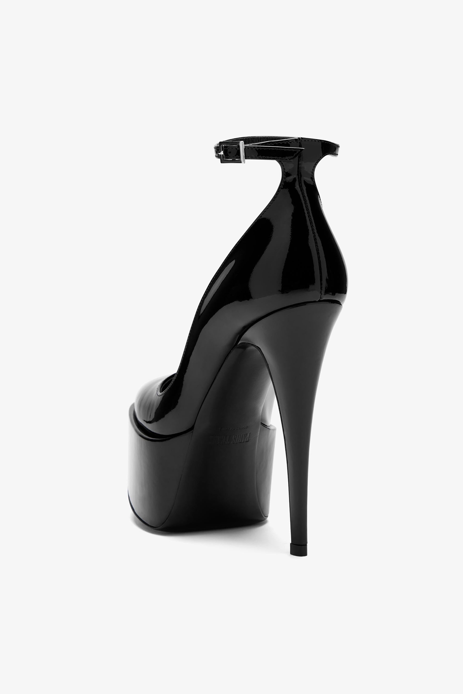 Schwarze Lack-Pumps mit Plateausohle