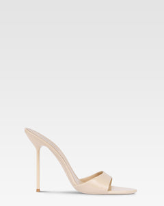 Mules in vernice mandorla