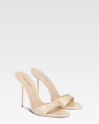 Mules in vernice mandorla