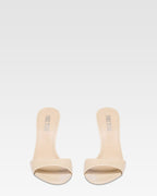 Mules in vernice mandorla