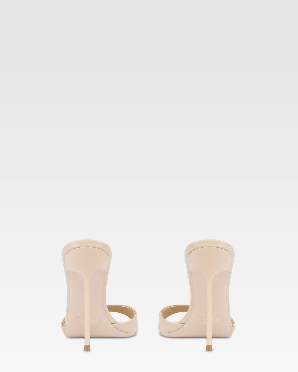 Mules in vernice mandorla