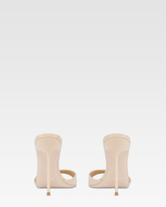 Mules in vernice mandorla