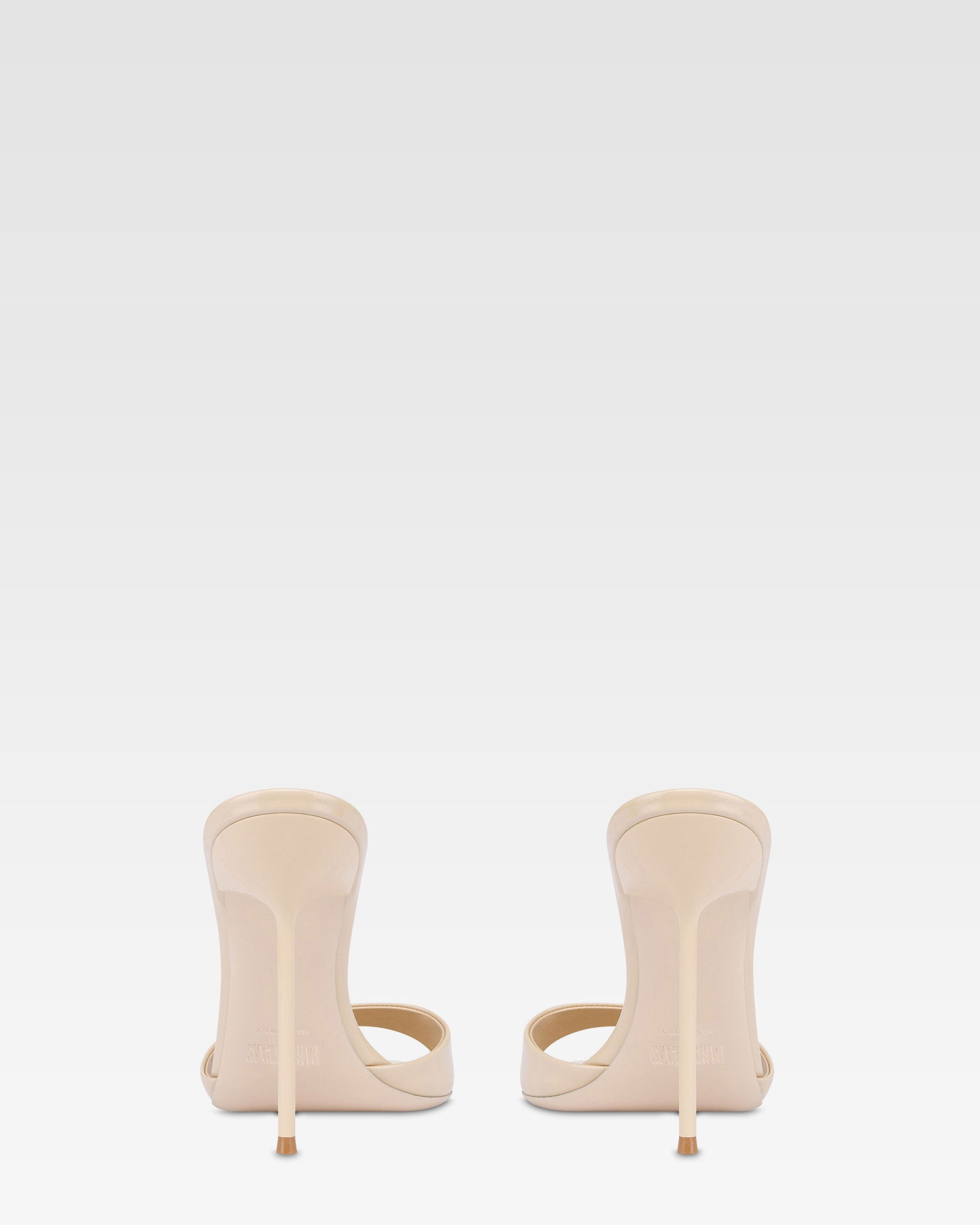 Mules in vernice mandorla