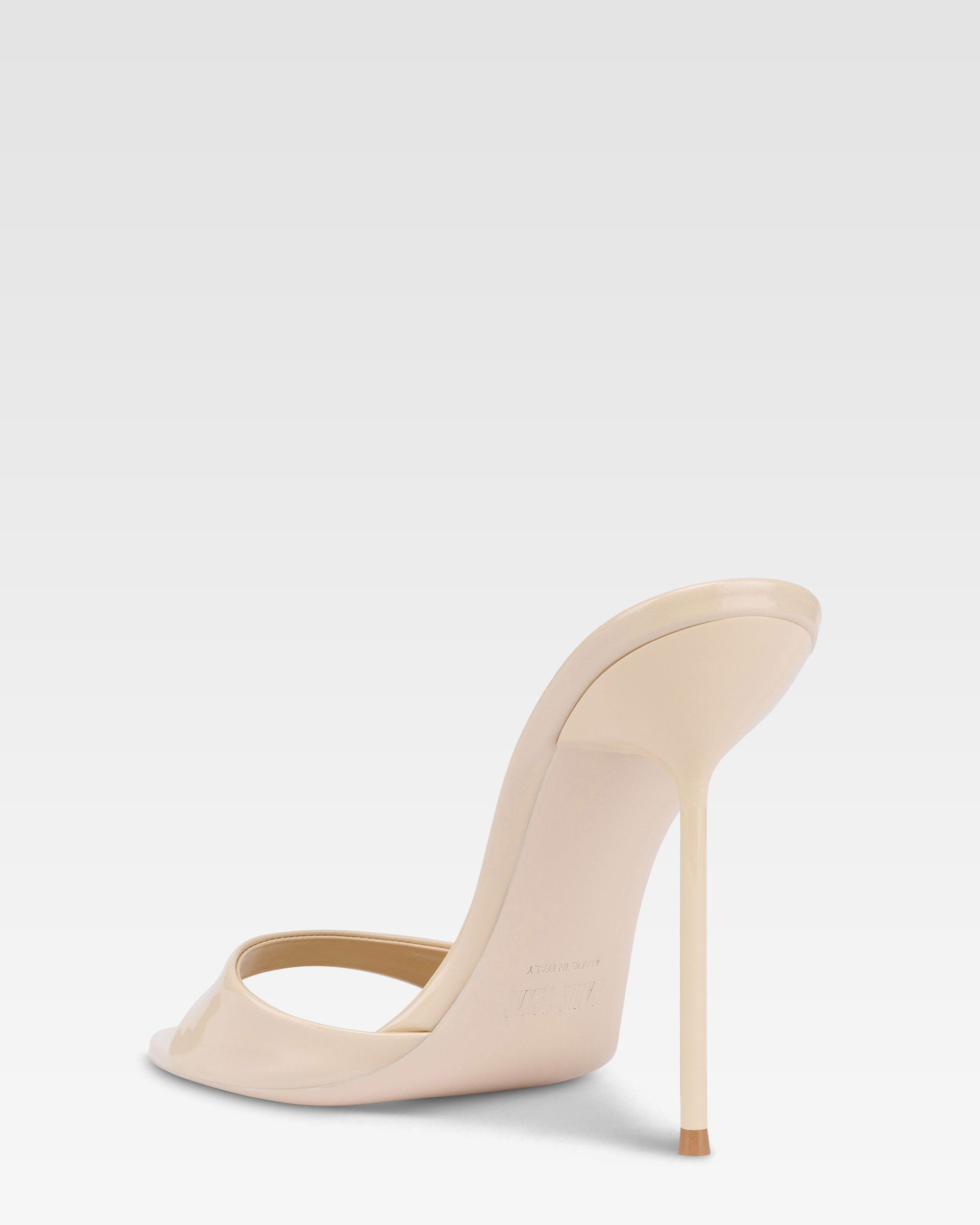 Mules in vernice mandorla