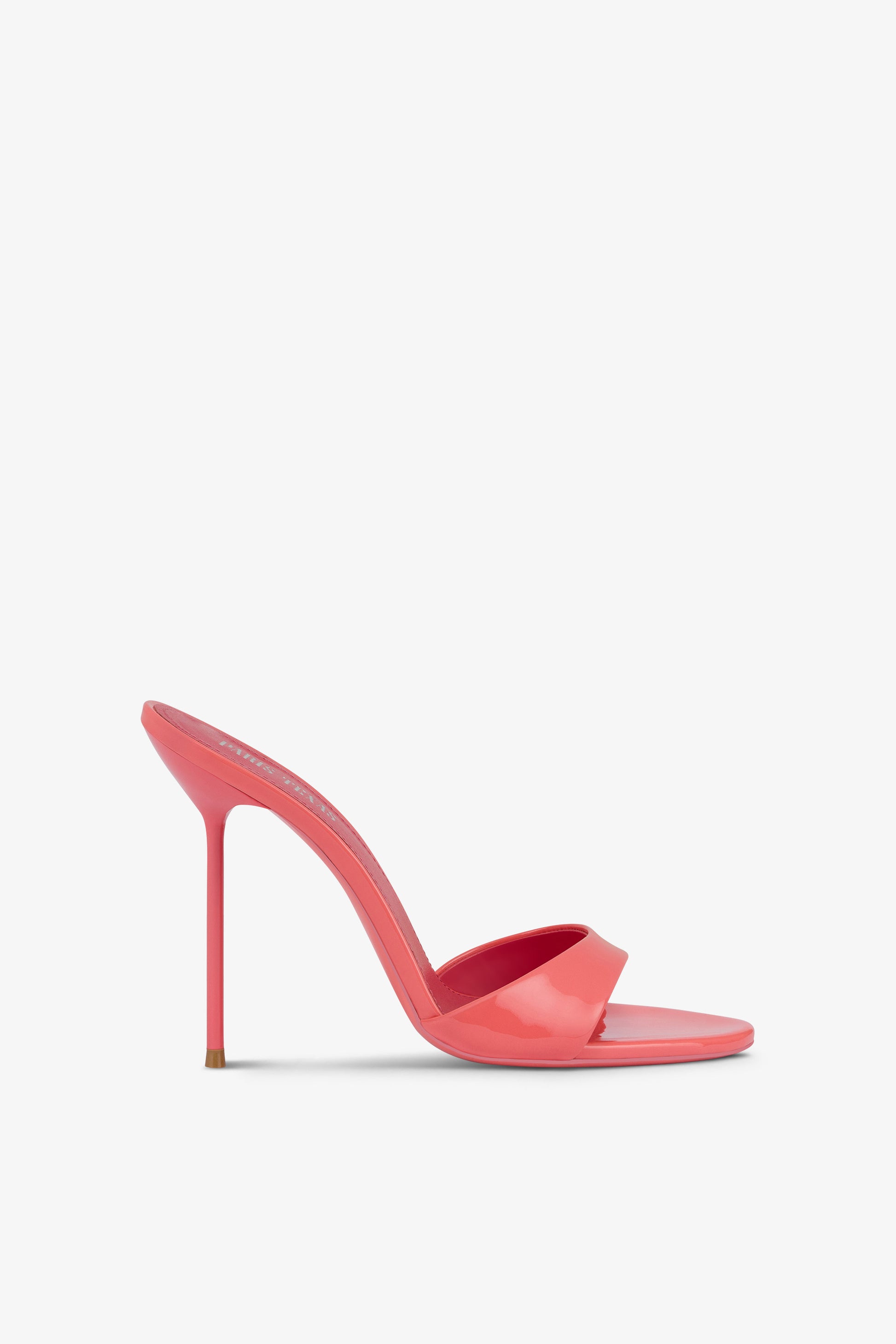 Mules in coral patent leather