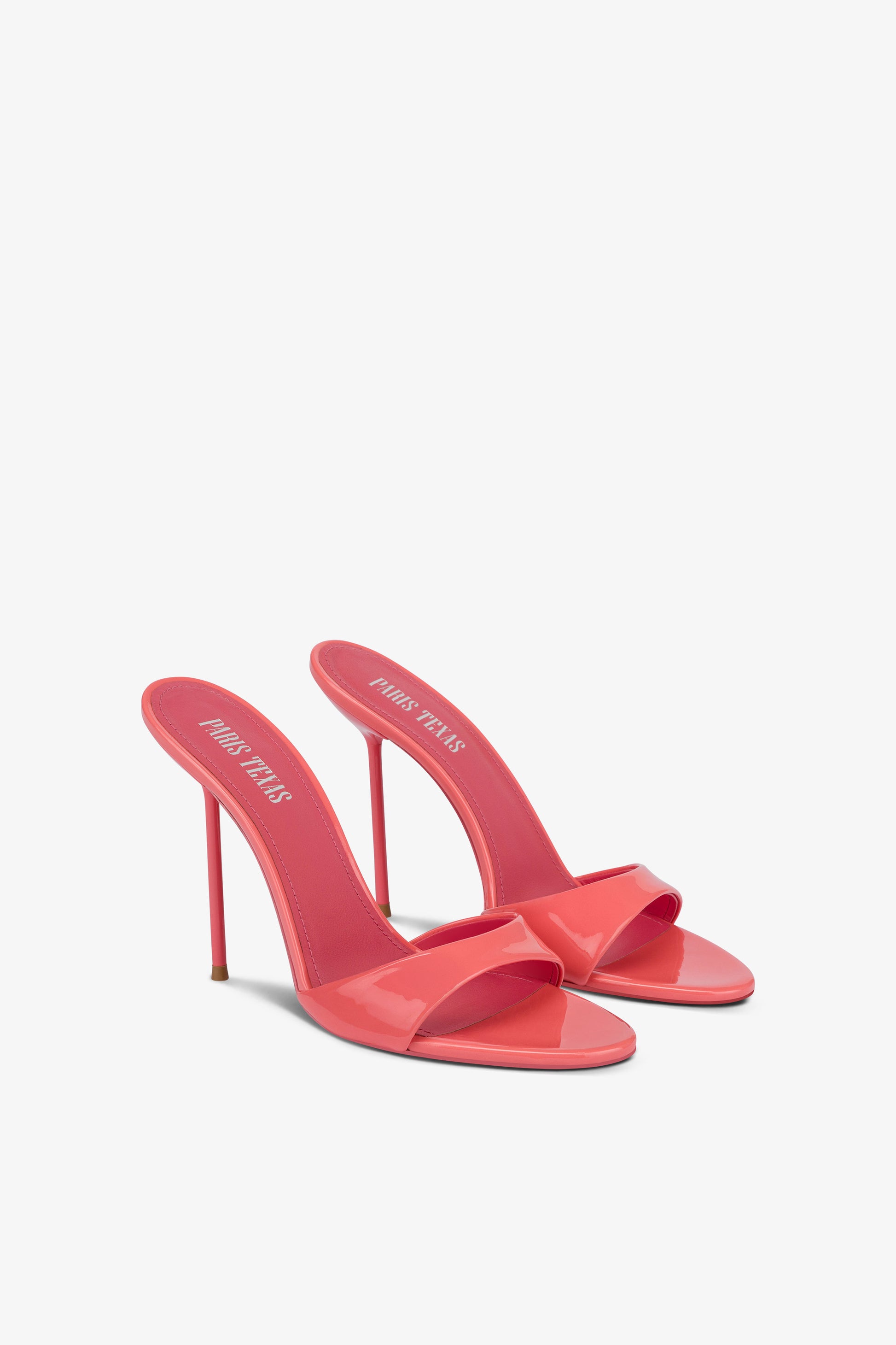 Mules in coral patent leather