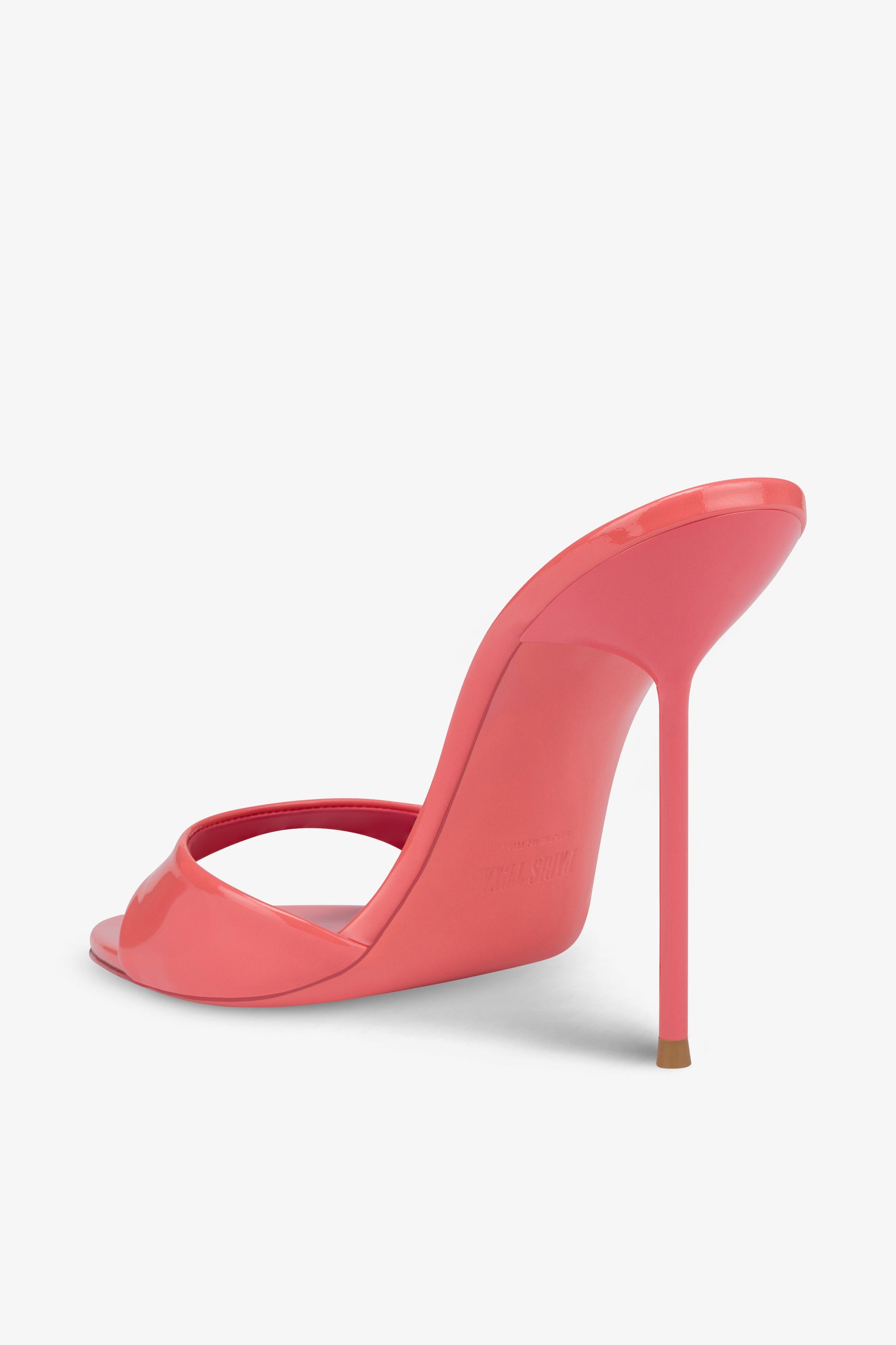 Mules in coral patent leather