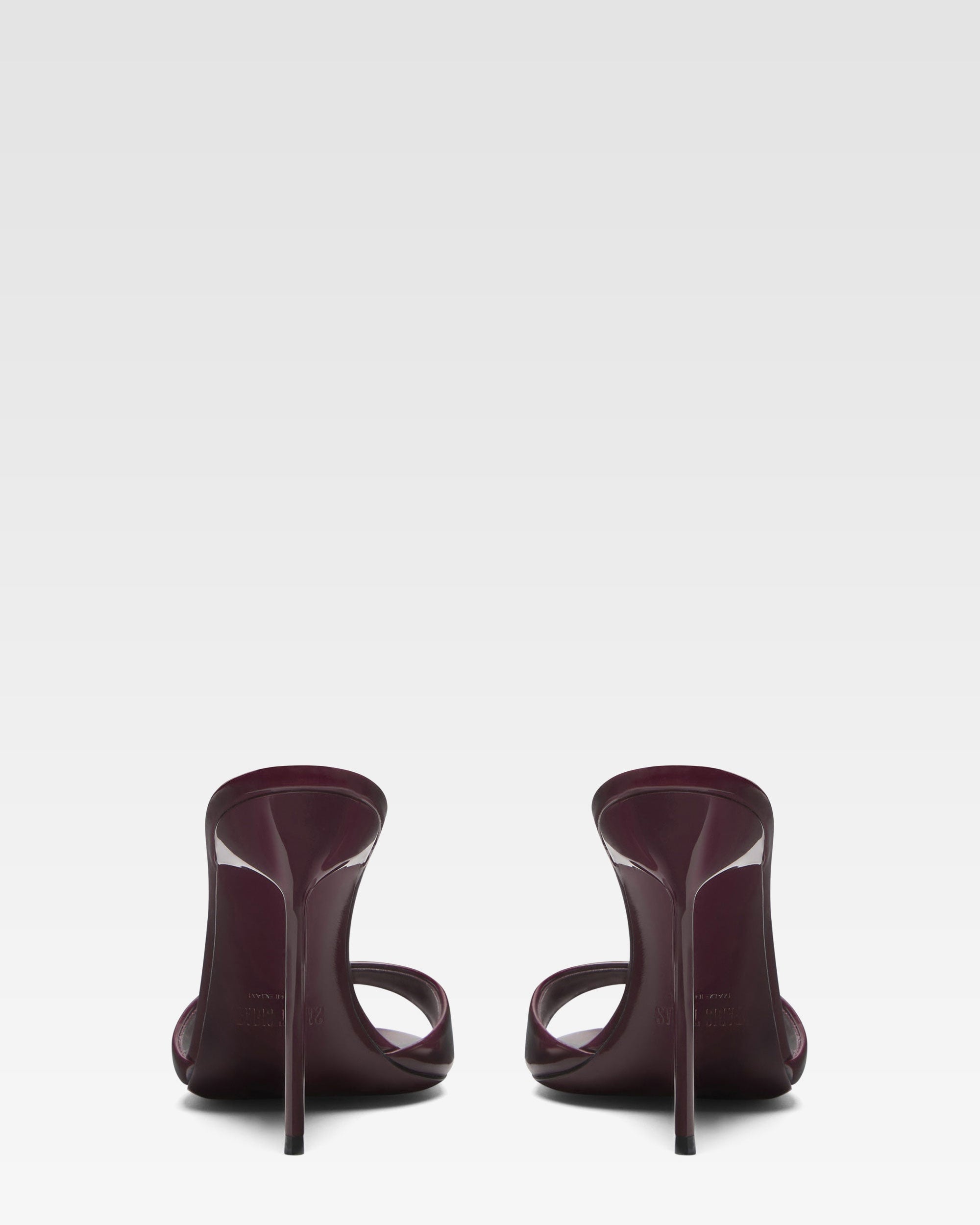 Mule in vernice color amarena