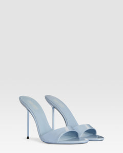 Mules in denim-colored patent leather